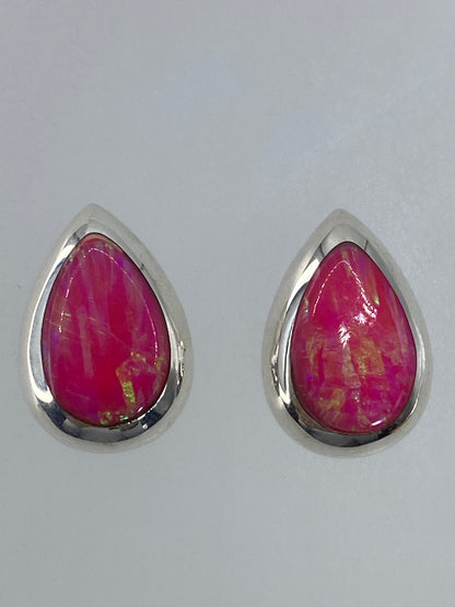 Par de aretes de plata con ópalo de fuego multicolor, vista frontal sobre fondo blanco