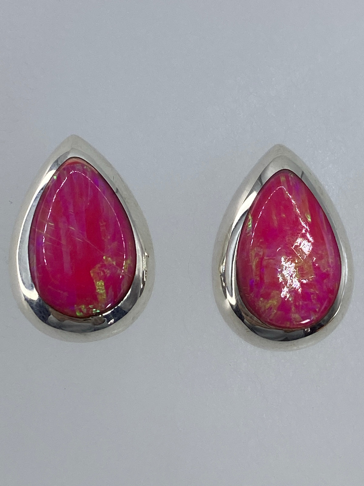 Aretes sobre regla para escala — 1.5 cm de largo, par completo con cierres