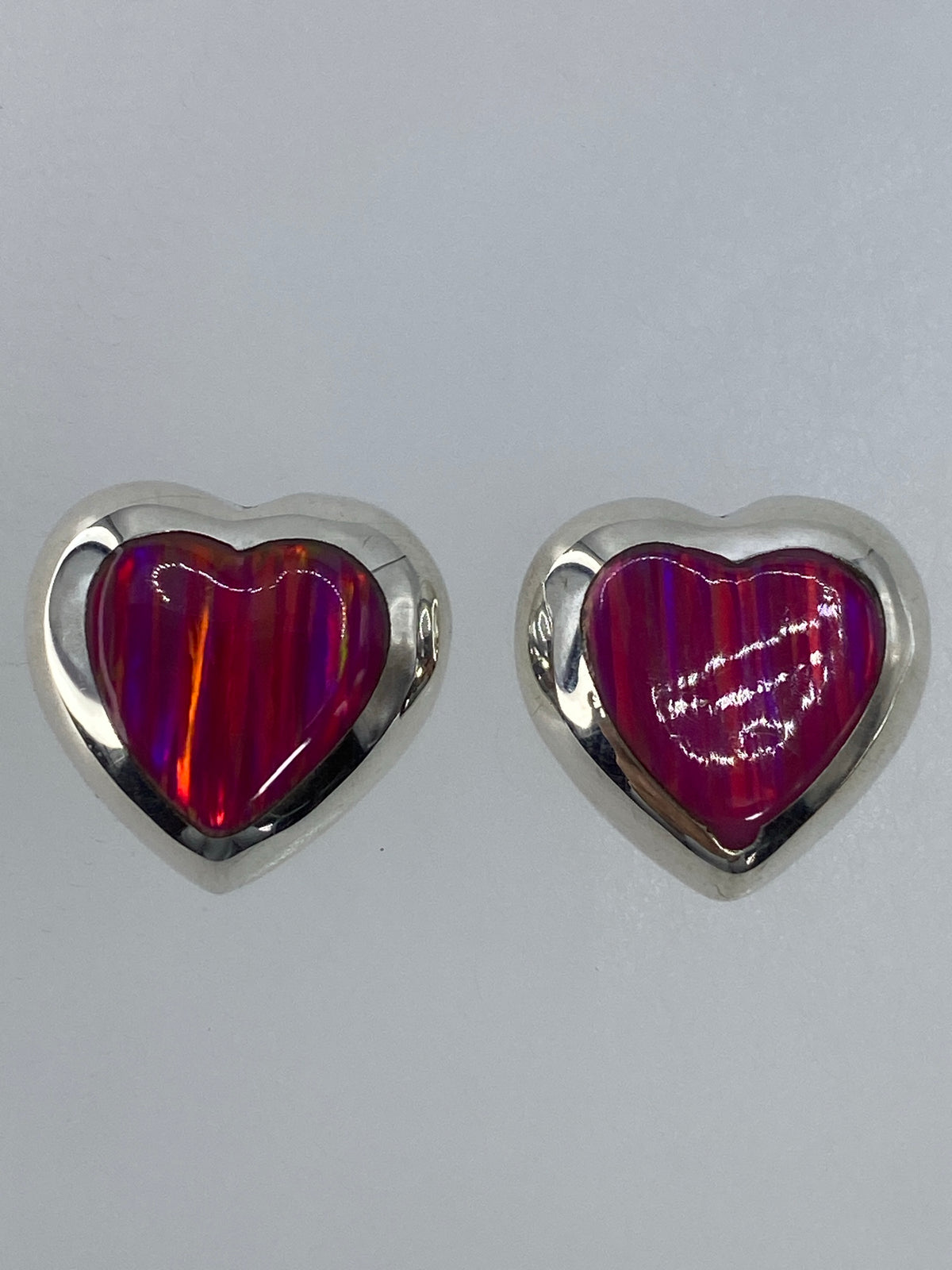 Par de aretes de plata con ópalo de fuego multicolor engastado a mano, 1.5 cm de largo