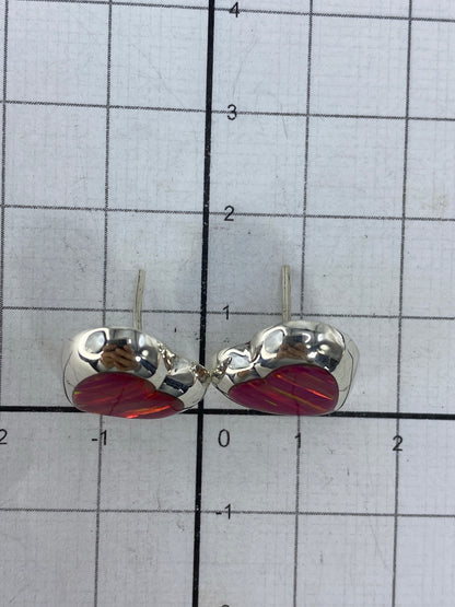Aretes sobre fondo blanco mostrando el sello 925 en la plata