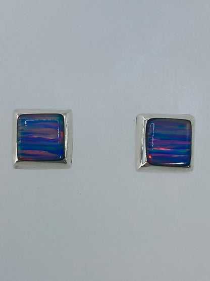Par de aretes de plata con ópalo de fuego multicolor engastados a mano