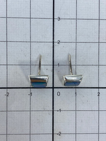 Aretes sobre fondo blanco mostrando el sello de plata 925