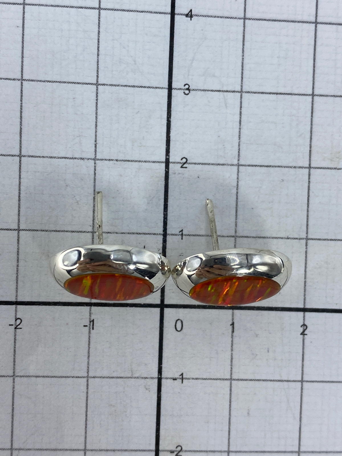 Aretes sobre fondo blanco mostrando el Quinto 925 en el reverso