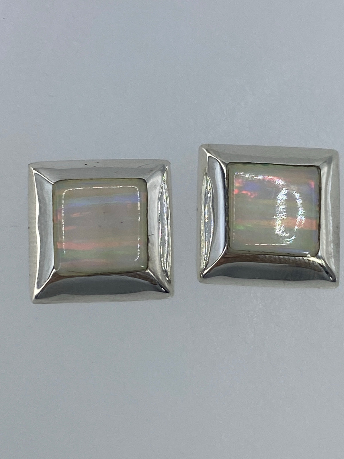 Par de aretes de plata con opalo de fuego multicolor iridiscente en caja