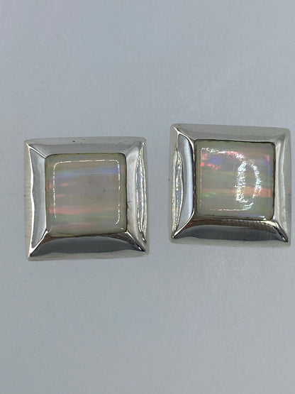 Par de aretes de plata con opalo de fuego multicolor iridiscente en caja