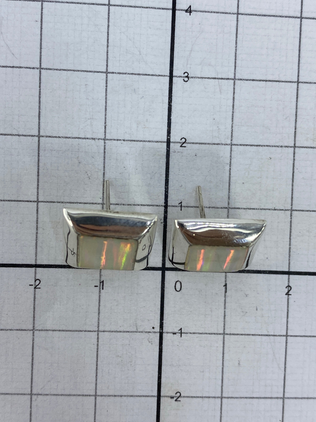 Vista de frente del par de aretes compactos de 1.5 cm en plata 950 de Taxco