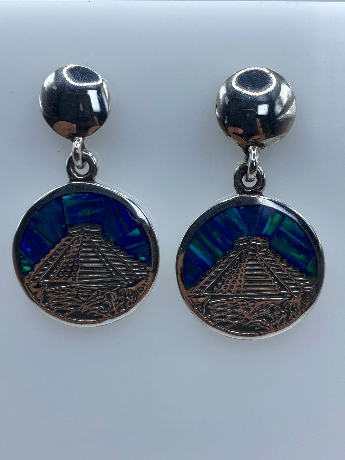 Par de aretes de plata 950 con Opalo de Fuego azul, diseño Pirámide de Chichén Itzá, 3 cm largo