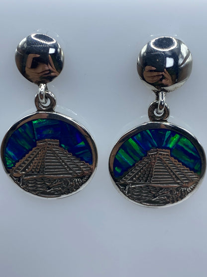 Detalle frontal de la Pirámide de Chichén Itzá labrada en relieve con Opalo de Fuego azul incrustado