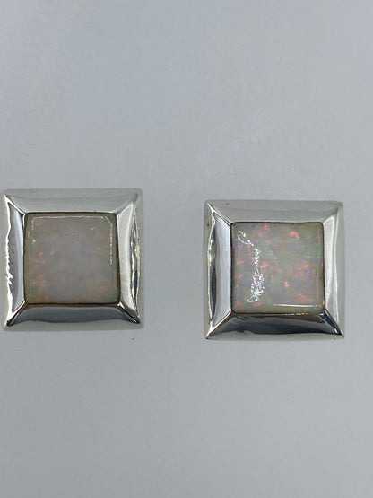 Vista frontal de los aretes compactos de 1.3 cm con acabado espejo en la plata 925