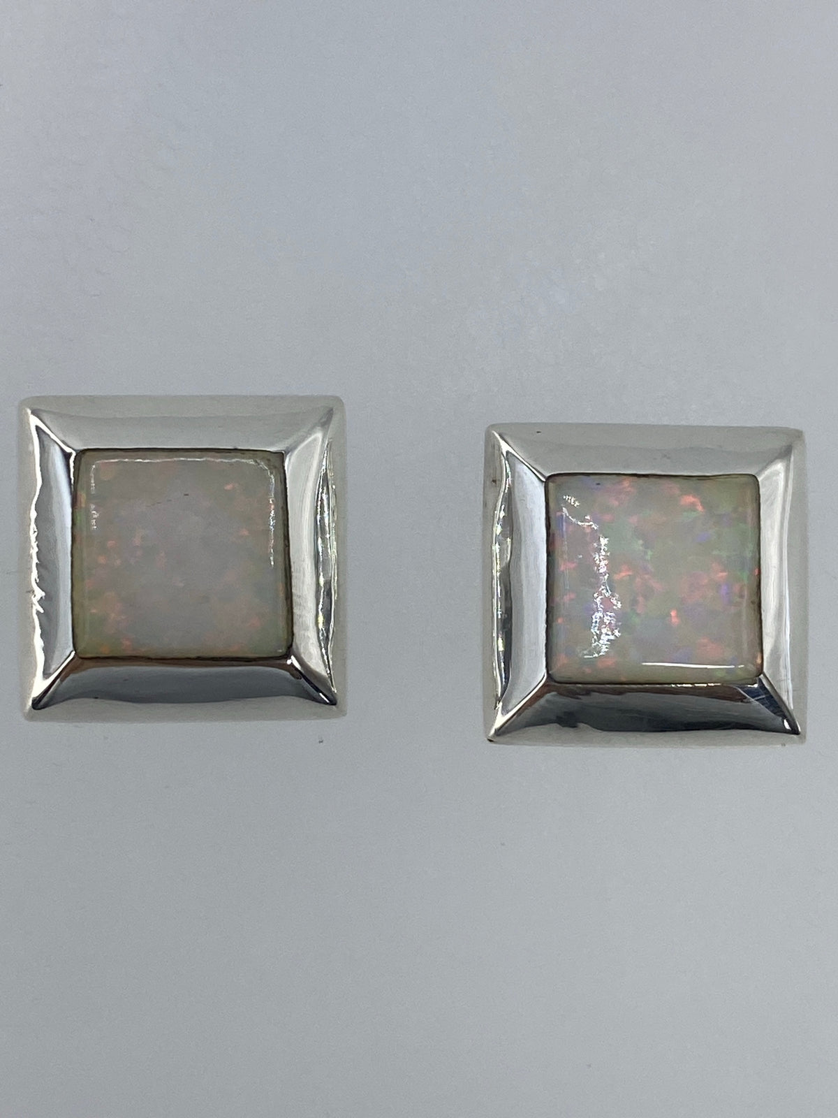 Detalle del engaste a mano del ópalo multicolor en plata