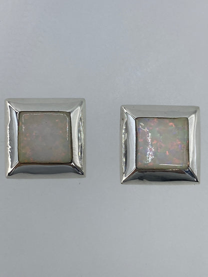 Detalle del engaste a mano del ópalo multicolor en plata