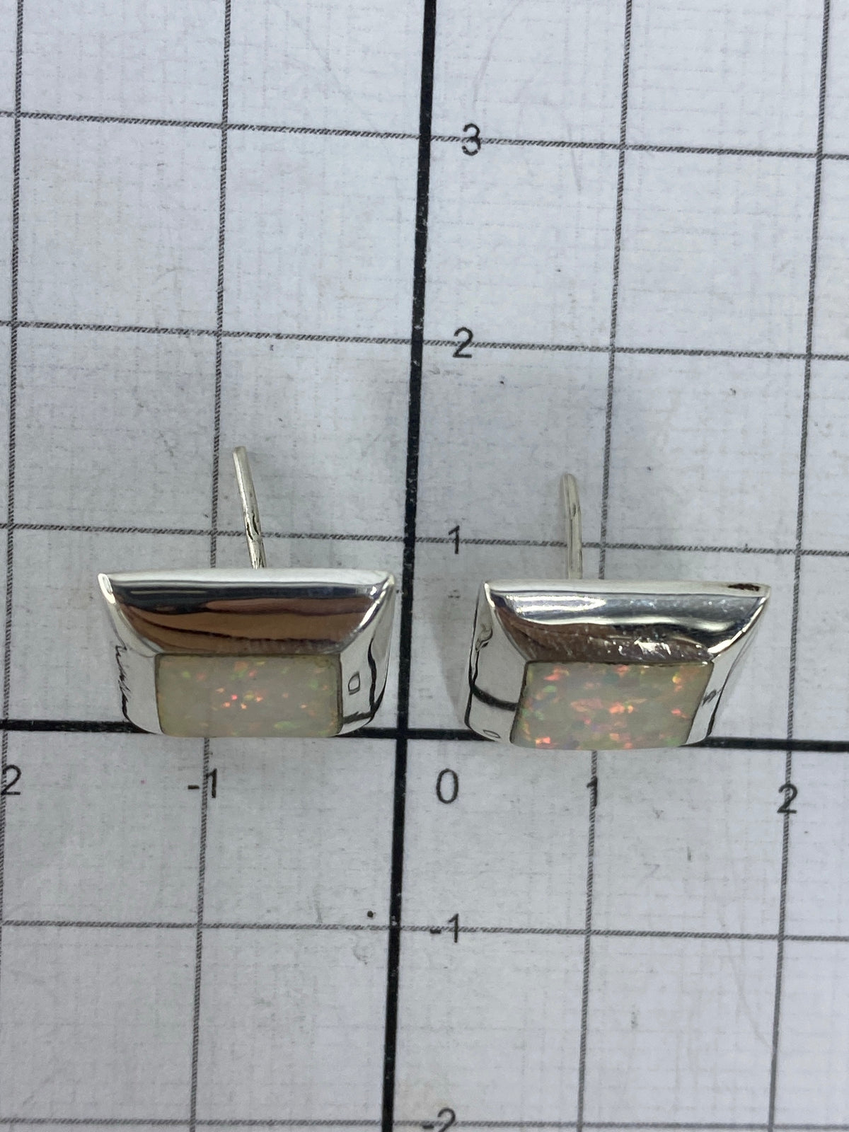 Aretes sobre escala mostrando peso de 2.52 g y marca 925