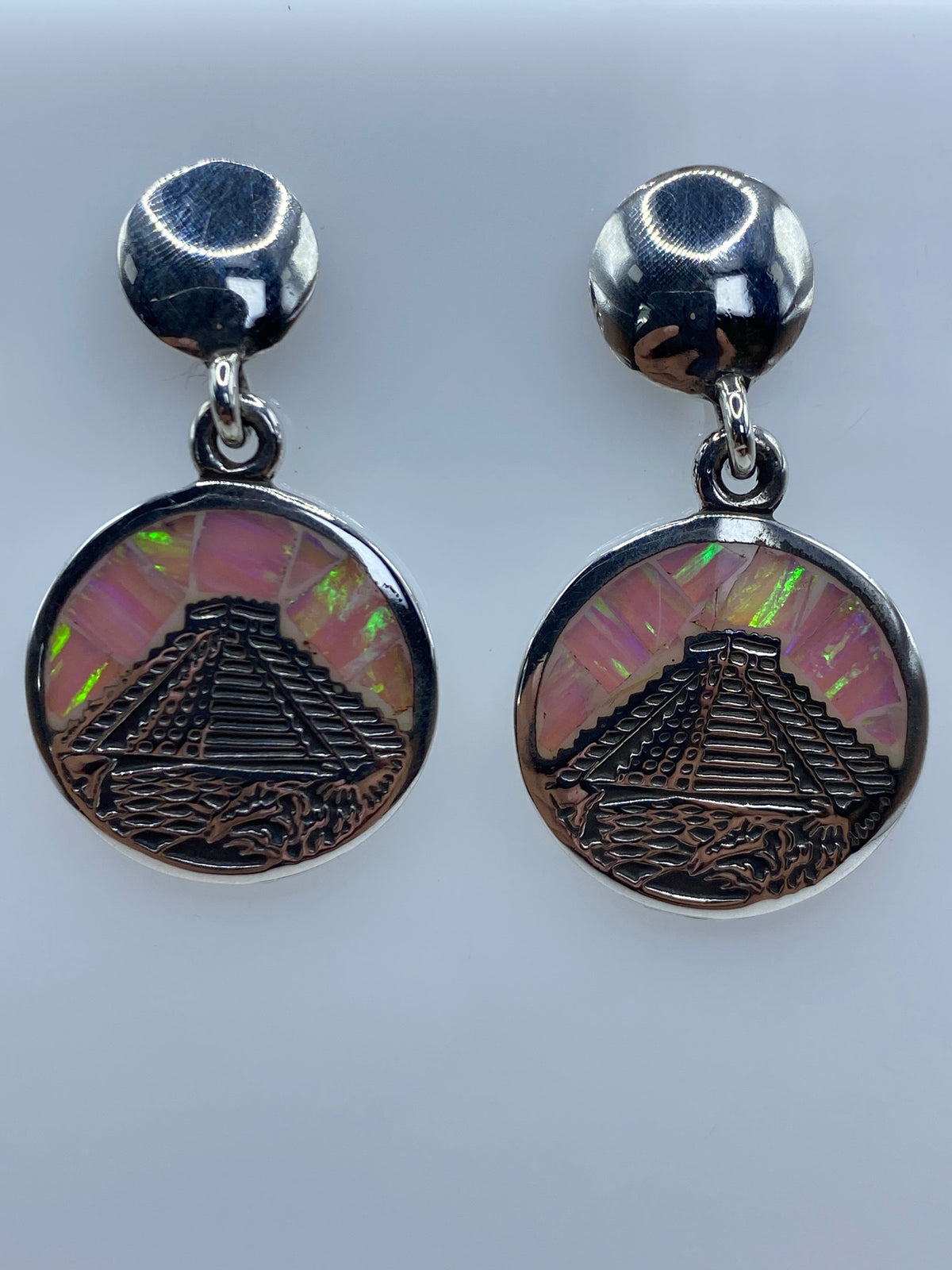 Par de aretes de plata con ópalo de fuego rosa y pirámide de Chichén Itzá grabada