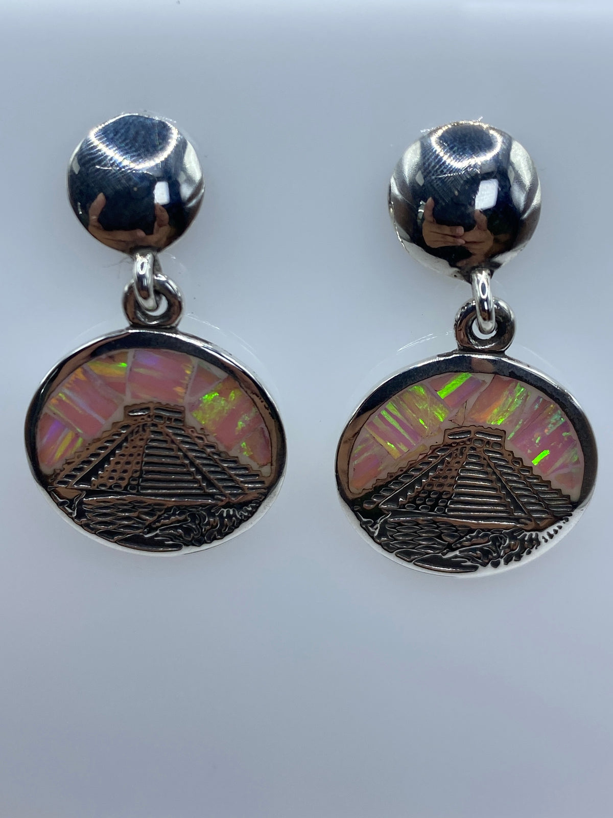 Detalle de la incrustación del ópalo de fuego en el engaste de plata 950
