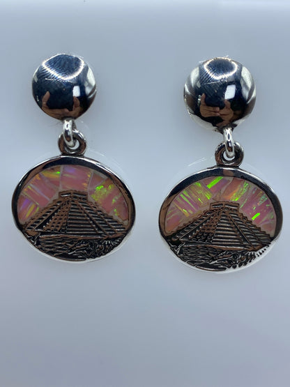 Detalle de la incrustación del ópalo de fuego en el engaste de plata 950