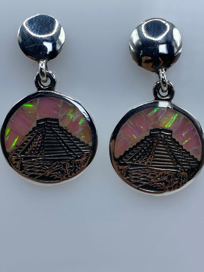 Aretes colgando, mostrando el relieve de la pirámide y el brillo iridiscente del ópalo