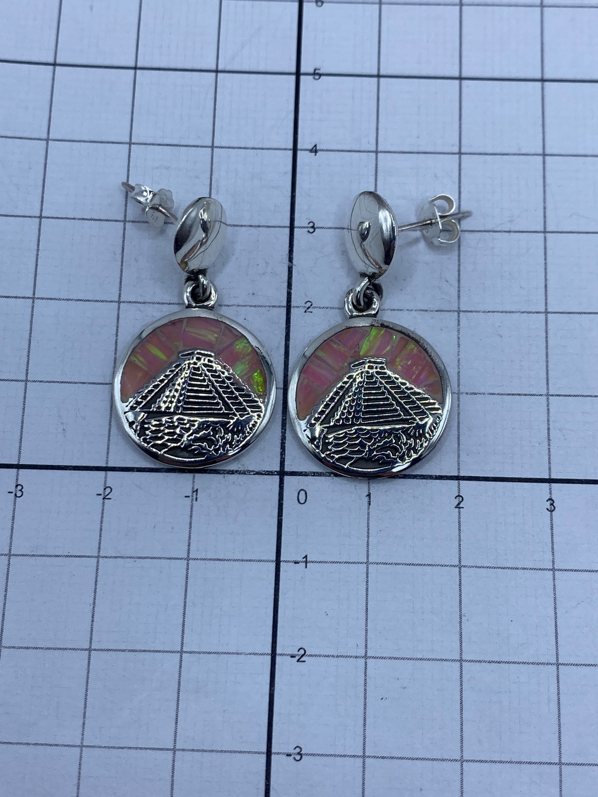 Reverso de los aretes con el sello de plata 950 y cierre de mariposa