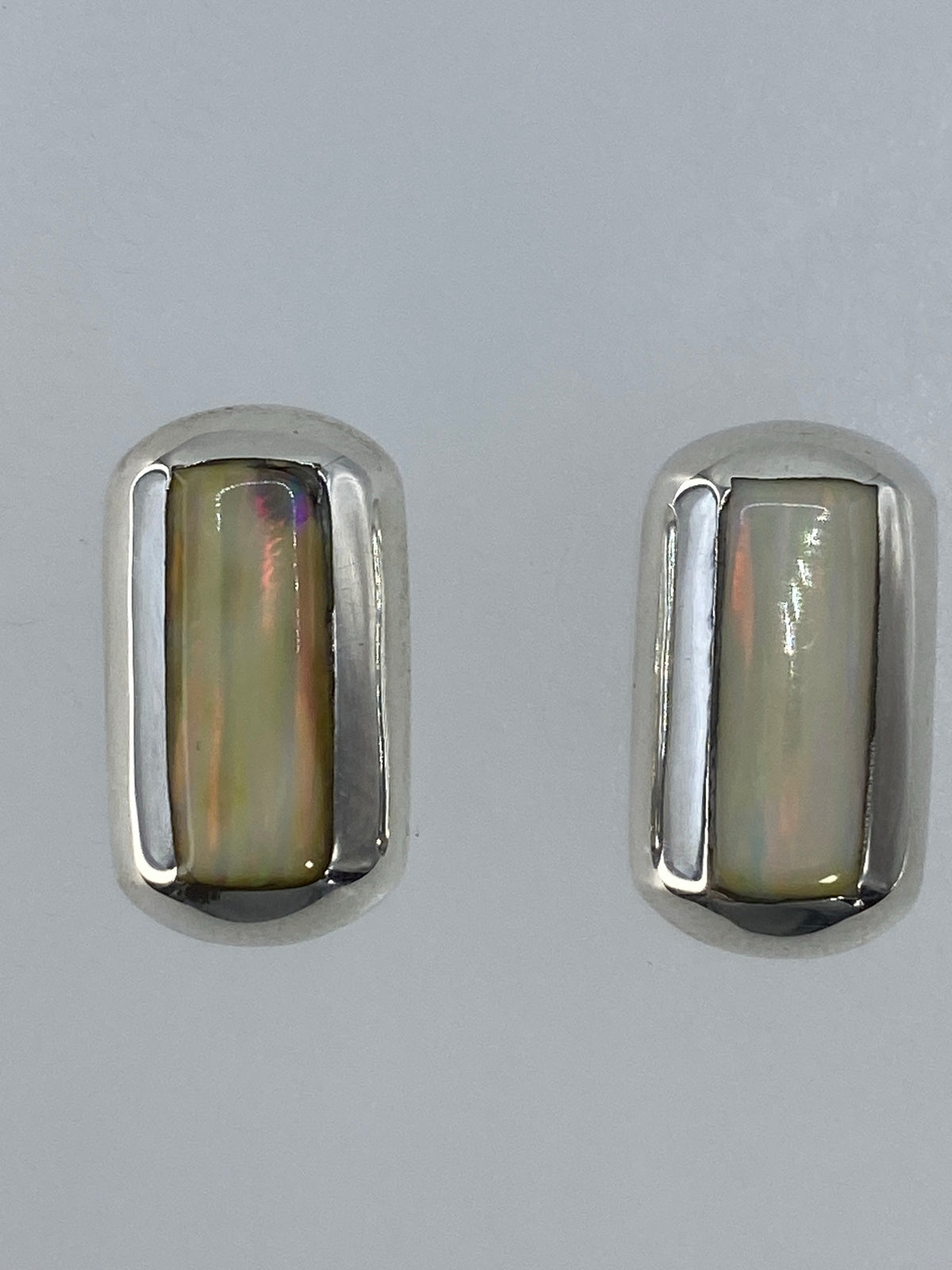 Par de aretes de plata con ópalo de fuego multicolor en tonos naranja y verde