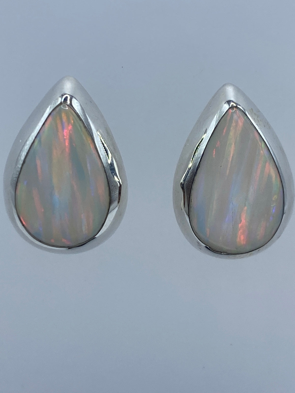 Detalle de la incrustación de ópalo de fuego en plata 925, forma de gota