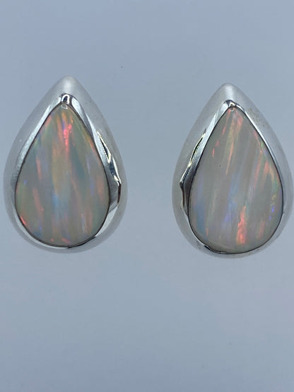 Detalle de la incrustación de ópalo de fuego en plata 925, forma de gota