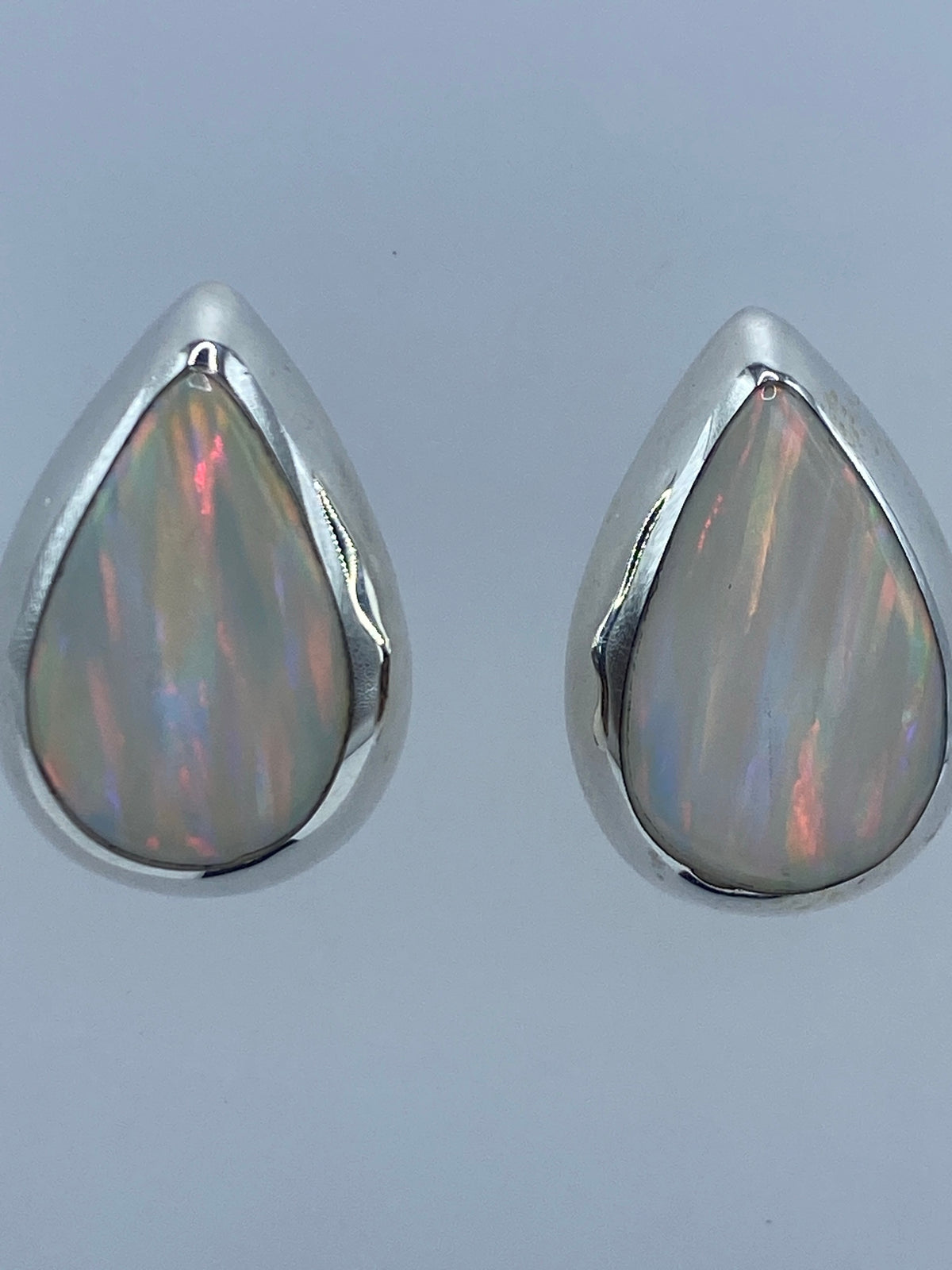 Aretes sobre regla en centímetros, largo 1.8 cm, postes de plata