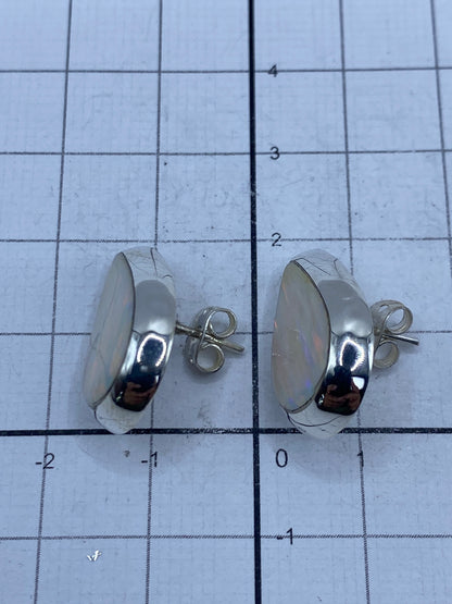 Reverso de los aretes mostrando el sello 925 y los cierres de mariposa