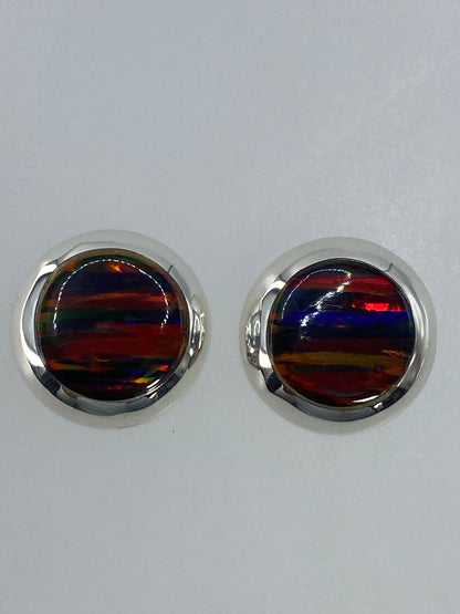 Par de aretes de plata con ópalo de fuego multicolor, vista frontal mostrando los tonos rojos, verdes y azules