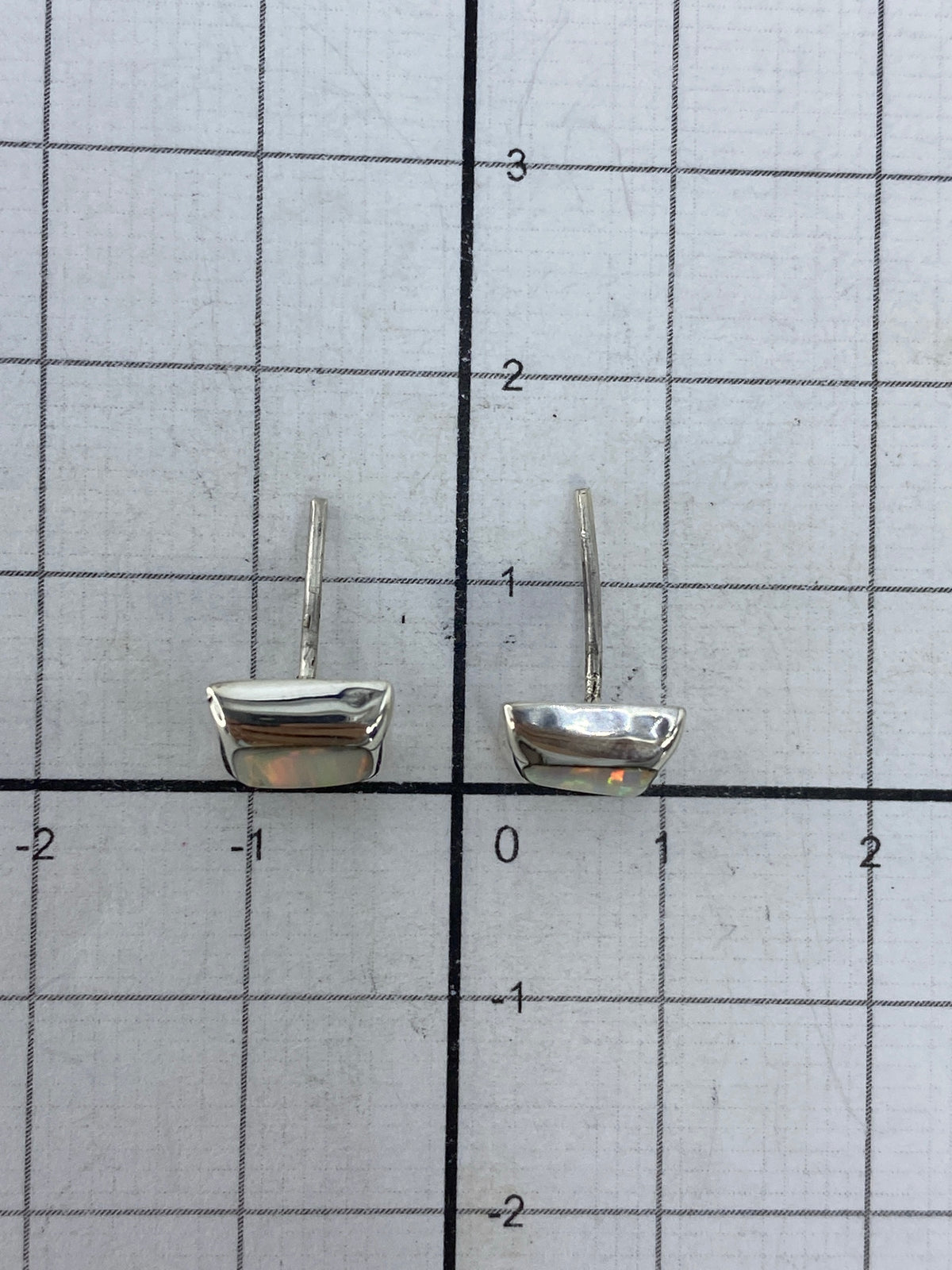 Aretes sobre fondo blanco con marca de Quinto 925 visible