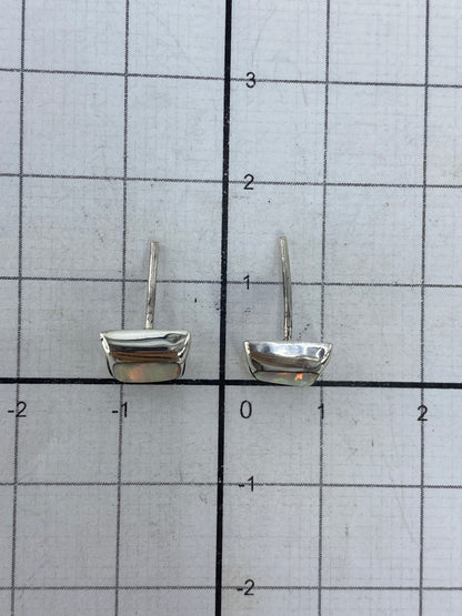 Aretes sobre fondo blanco con marca de Quinto 925 visible