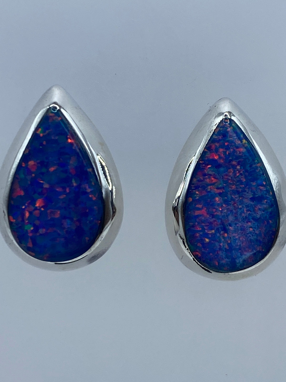 Aretes en el reverso mostrando el Quinto 925 y el cierre de mariposa