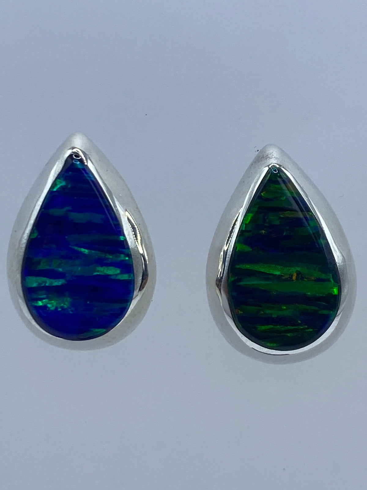 Par de aretes de plata con ópalo de fuego en forma teardrop, piedra multicolor con destellos verdes y azules