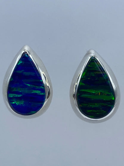 Par de aretes de plata con ópalo de fuego en forma teardrop, piedra multicolor con destellos verdes y azules