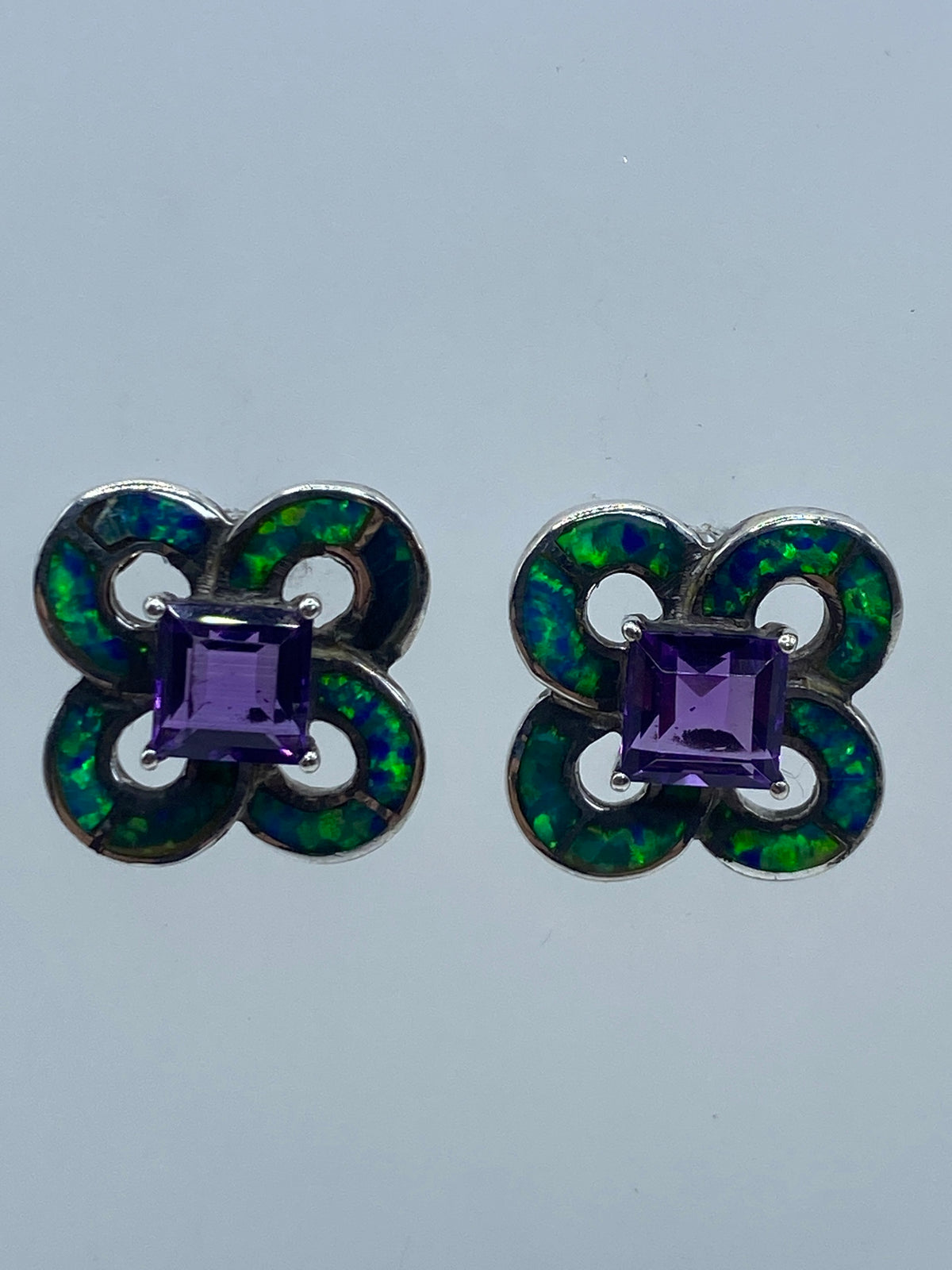 Par de aretes de plata 925 con ópalo de fuego azul en diseño floral de cuatro pétalos