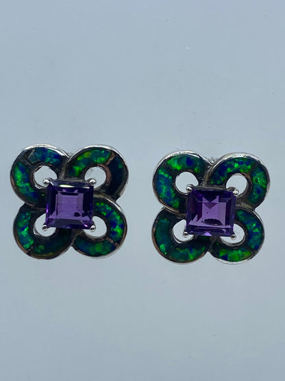 Par de aretes de plata 925 con ópalo de fuego azul en diseño floral de cuatro pétalos
