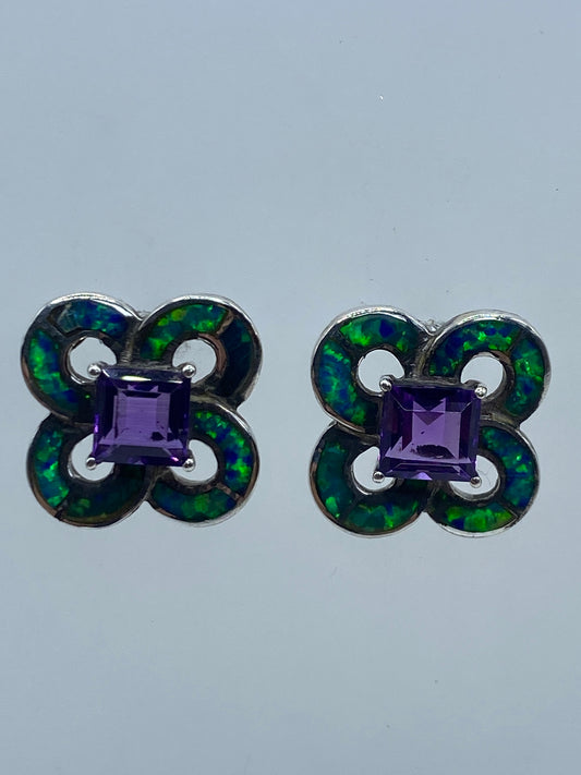 Par de aretes de plata 925 con ópalo de fuego azul en diseño floral de cuatro pétalos