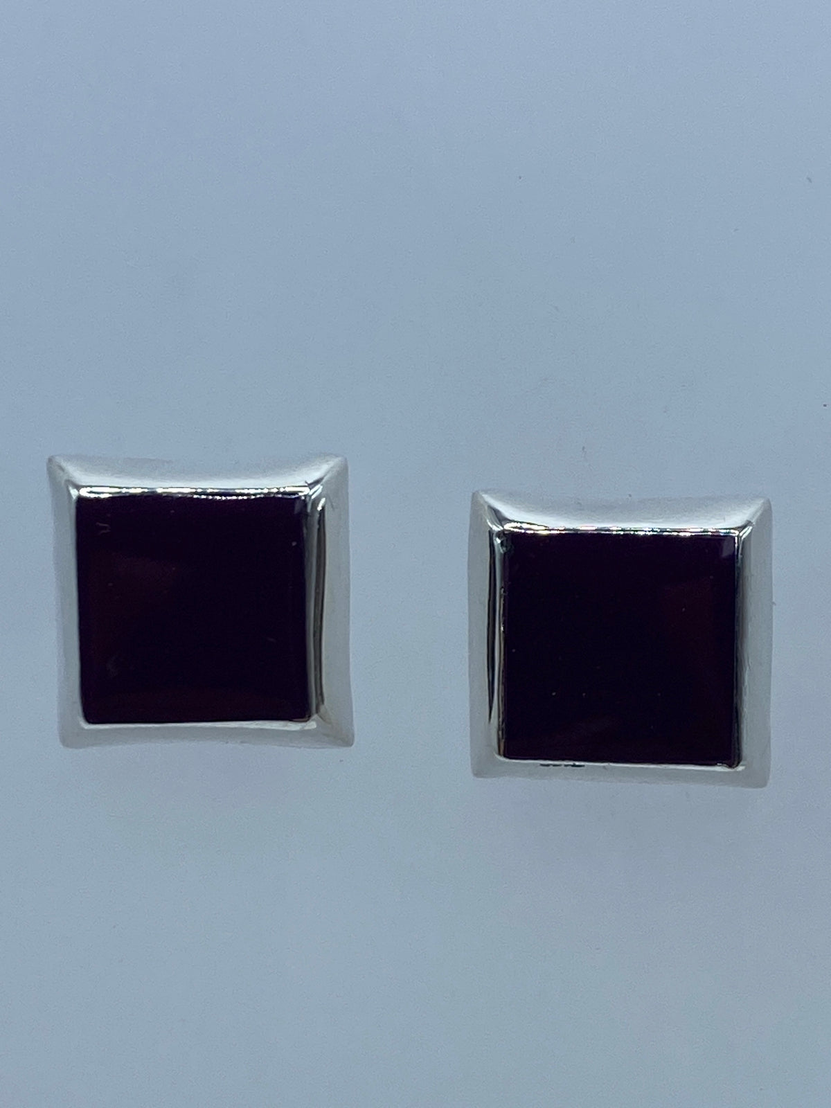 Par de aretes de plata 925 con piedra morada engastada, cada uno de 1.3 cm de largo