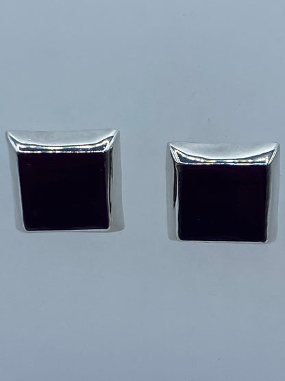 Detalle lateral de los aretes minimalistas de plata con incrustación de piedra morada