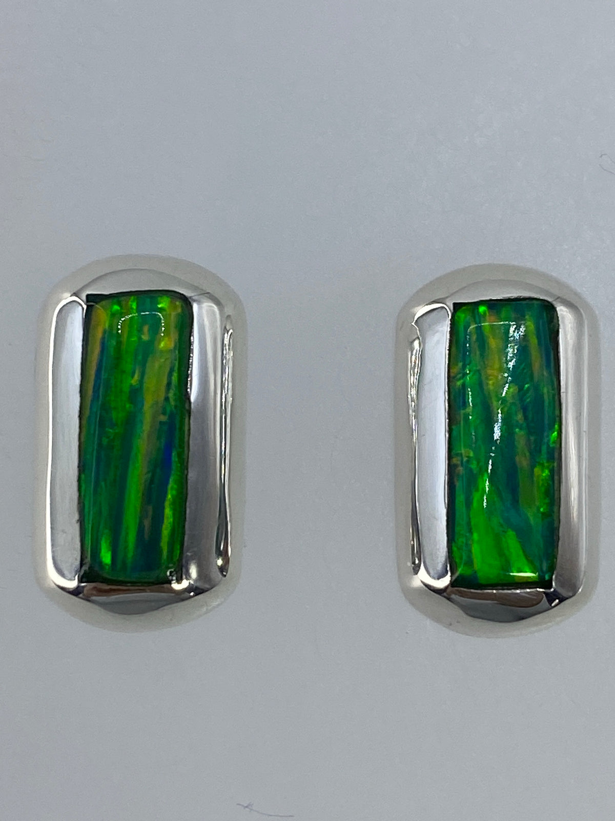 Par de aretes de plata 925 con Ópalo de Fuego verde limón, engastados a mano, sobre fondo blanco