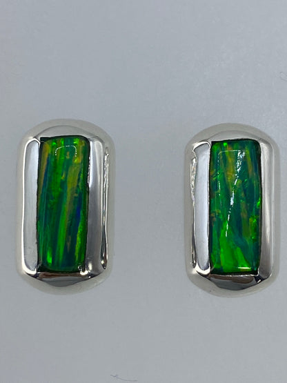 Par de aretes de plata 925 con Ópalo de Fuego verde limón, engastados a mano, sobre fondo blanco