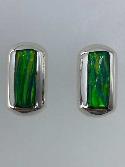 Detalle del Ópalo de Fuego verde en el engaste de plata, mostrando los reflejos de color