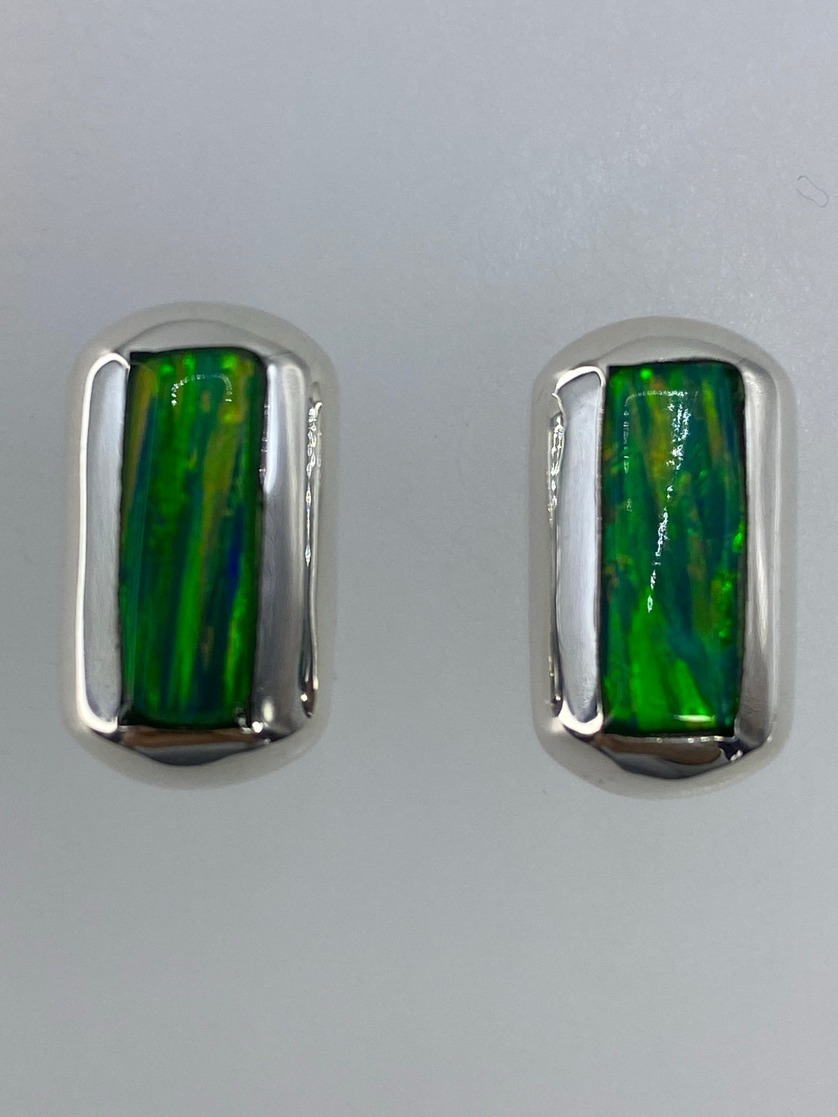 Aretes de frente, lado a lado, con medida de escala (1.5 cm)