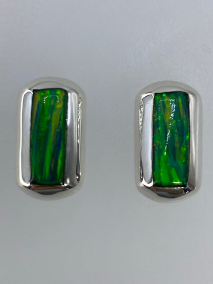 Aretes de frente, lado a lado, con medida de escala (1.5 cm)