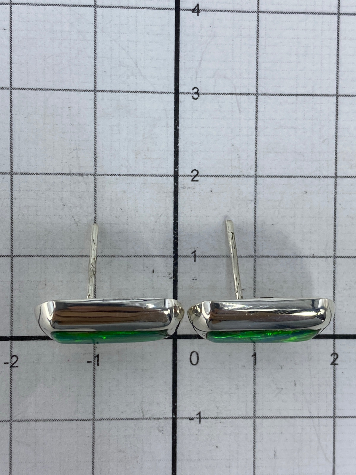 Vista superior de los aretes con hallmark 925 visible en la base