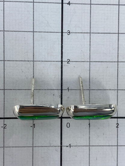 Vista superior de los aretes con hallmark 925 visible en la base