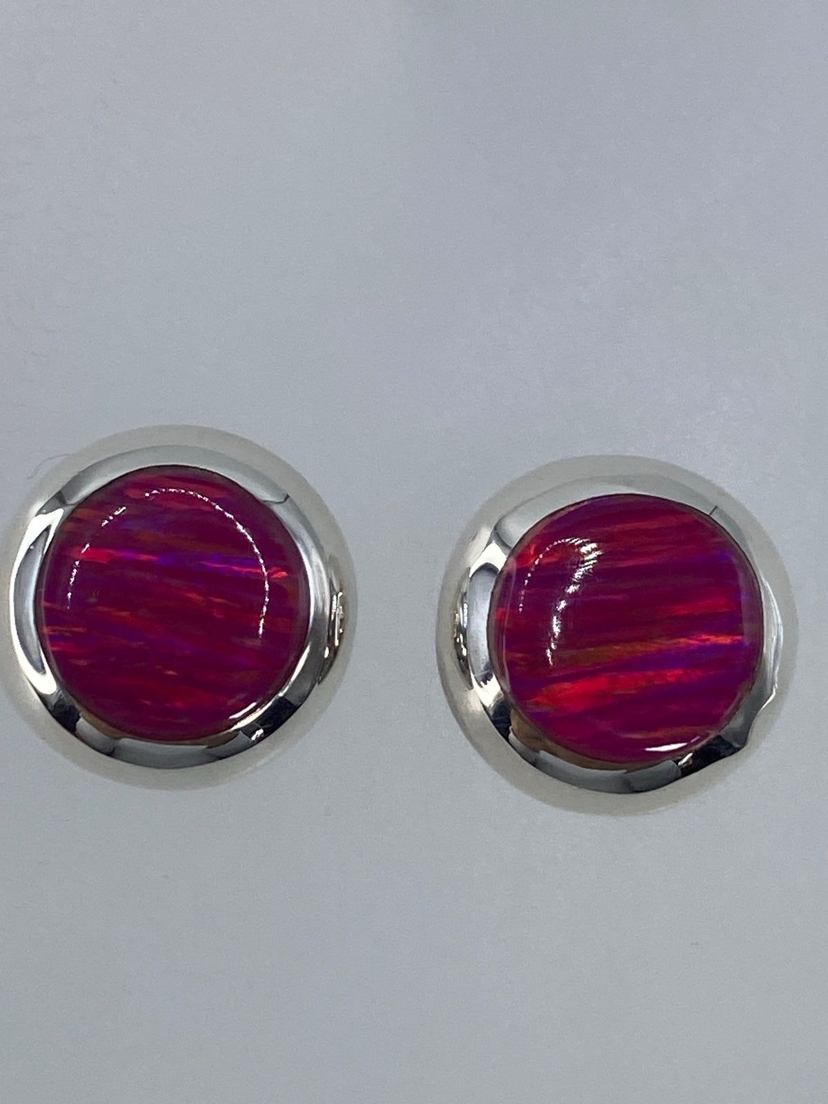 Par de aretes de plata 925 con ópalo de fuego rosa engastado, en herradura de plata pulida