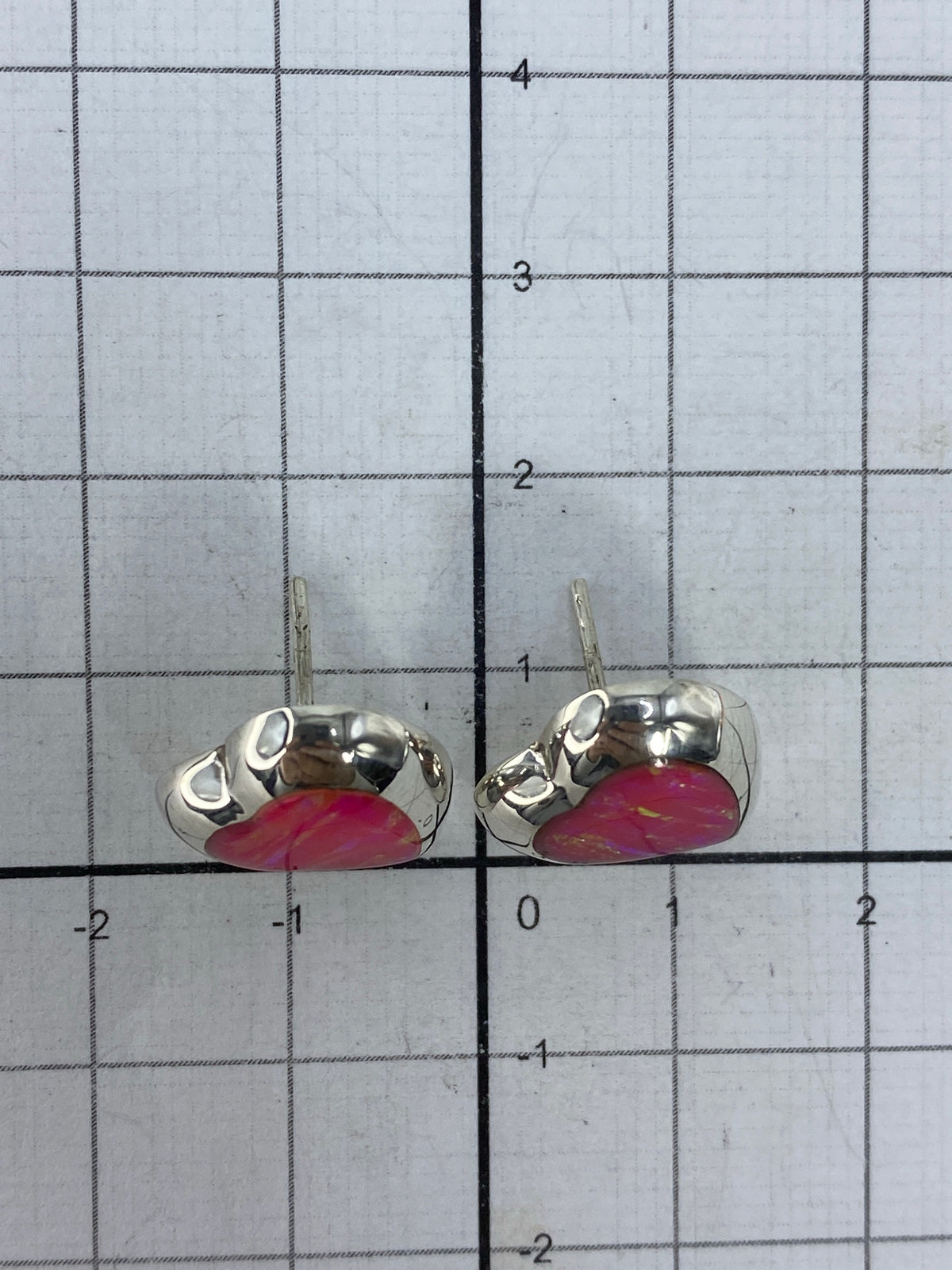 Reverso del arete mostrando el poste y mariposa de plata 925