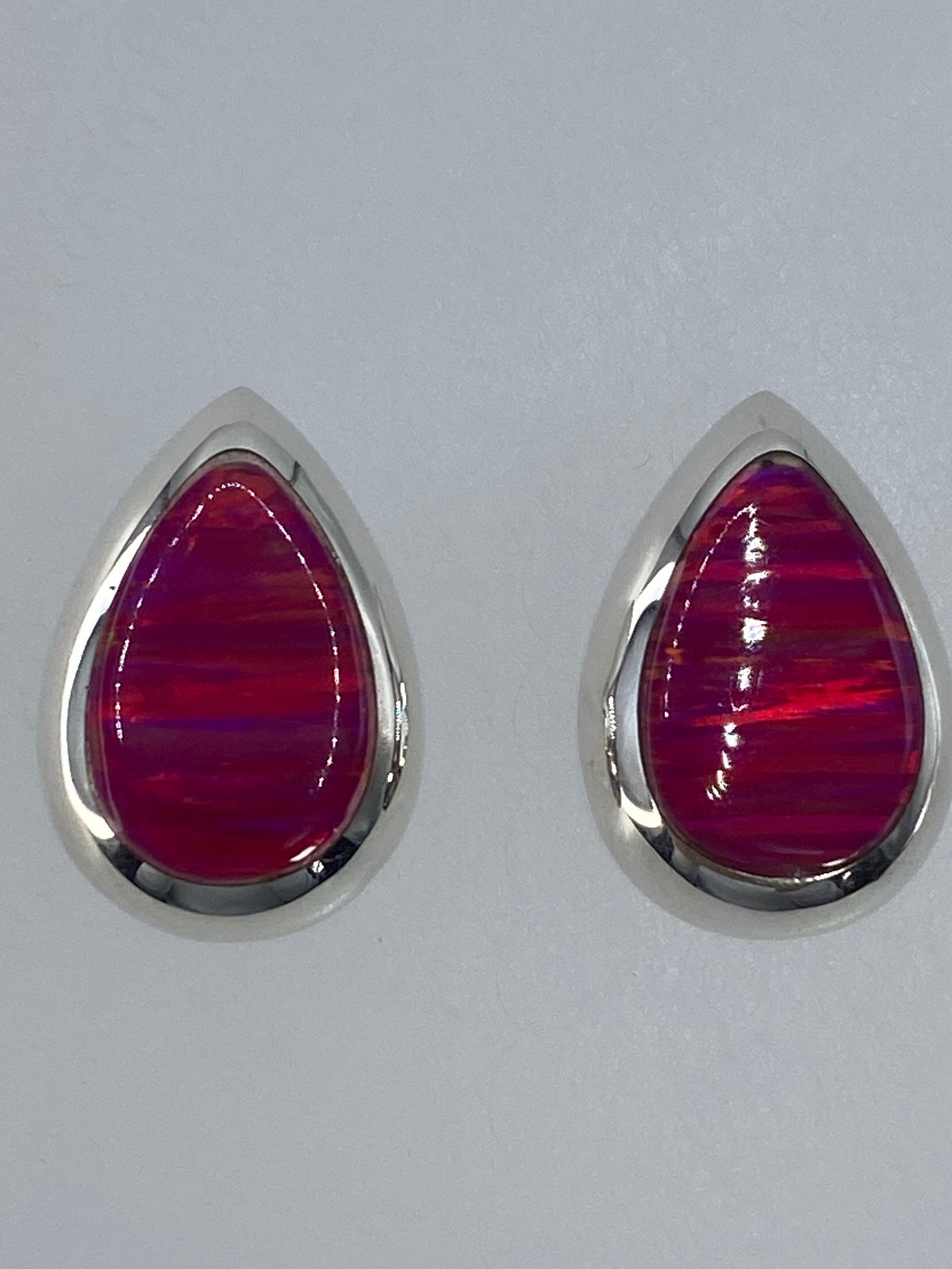 Par de aretes de plata 925 con Ópalo de Fuego rosa, engastado a mano, 1.2 cm de largo