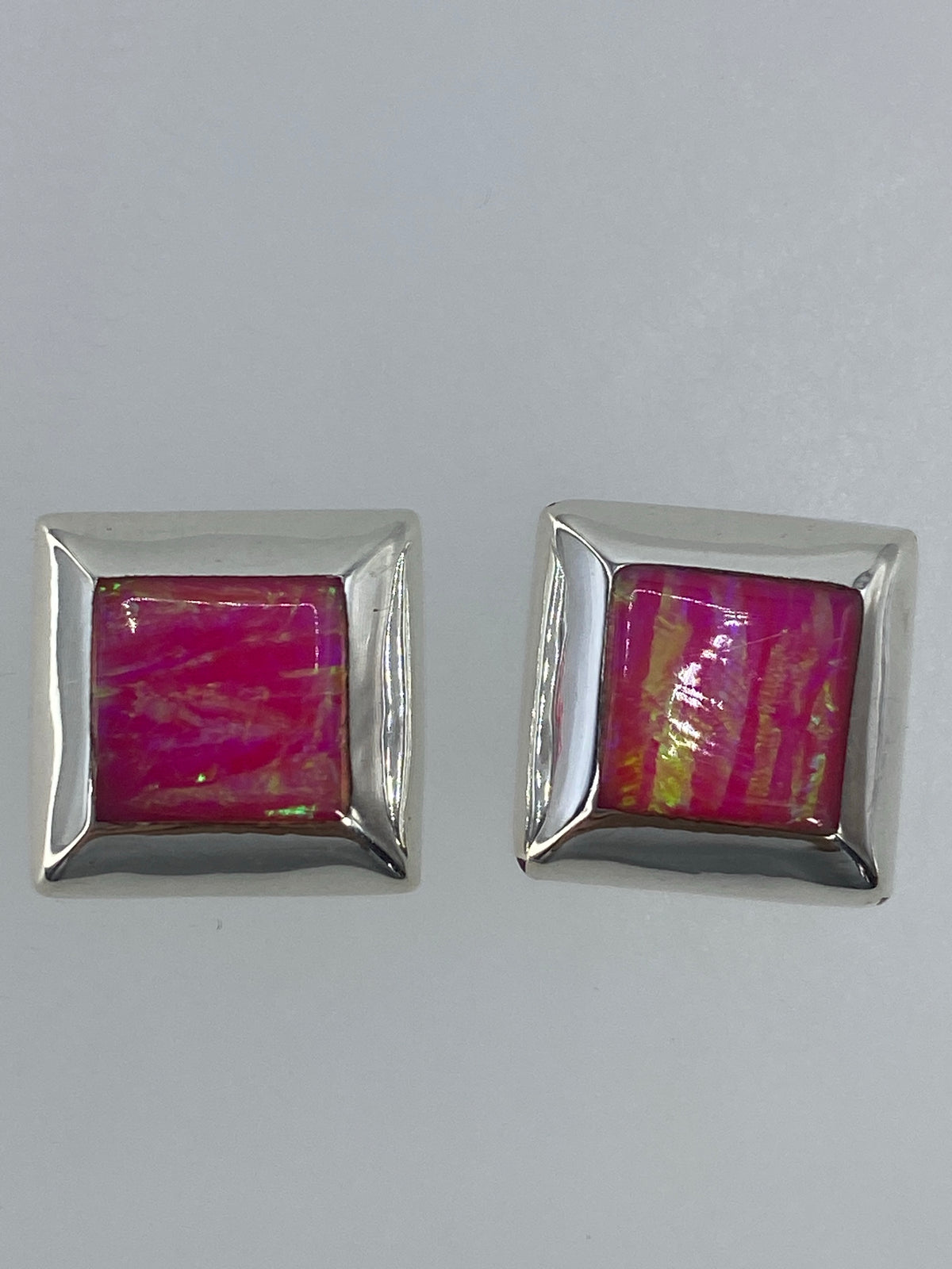 Par de aretes de plata con ópalo de fuego verde limón, tamaño real 1.4 cm sobre regla