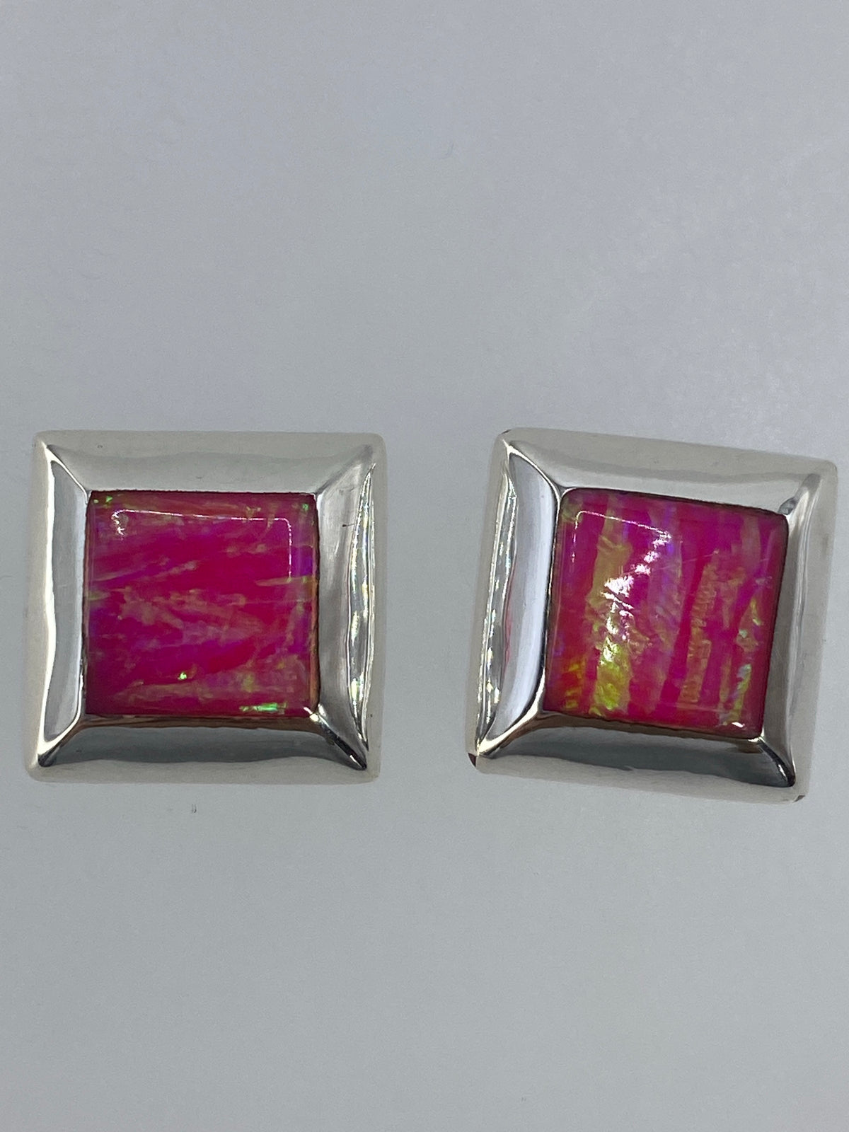 Aretes colgantes en plata 925 mostrando el color verde limón del ópalo de fuego
