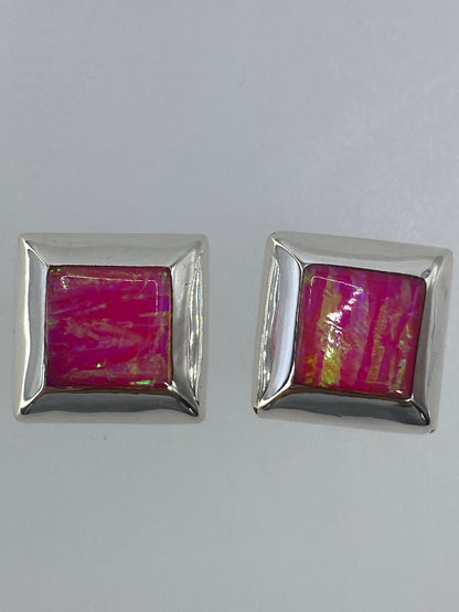 Aretes colgantes en plata 925 mostrando el color verde limón del ópalo de fuego